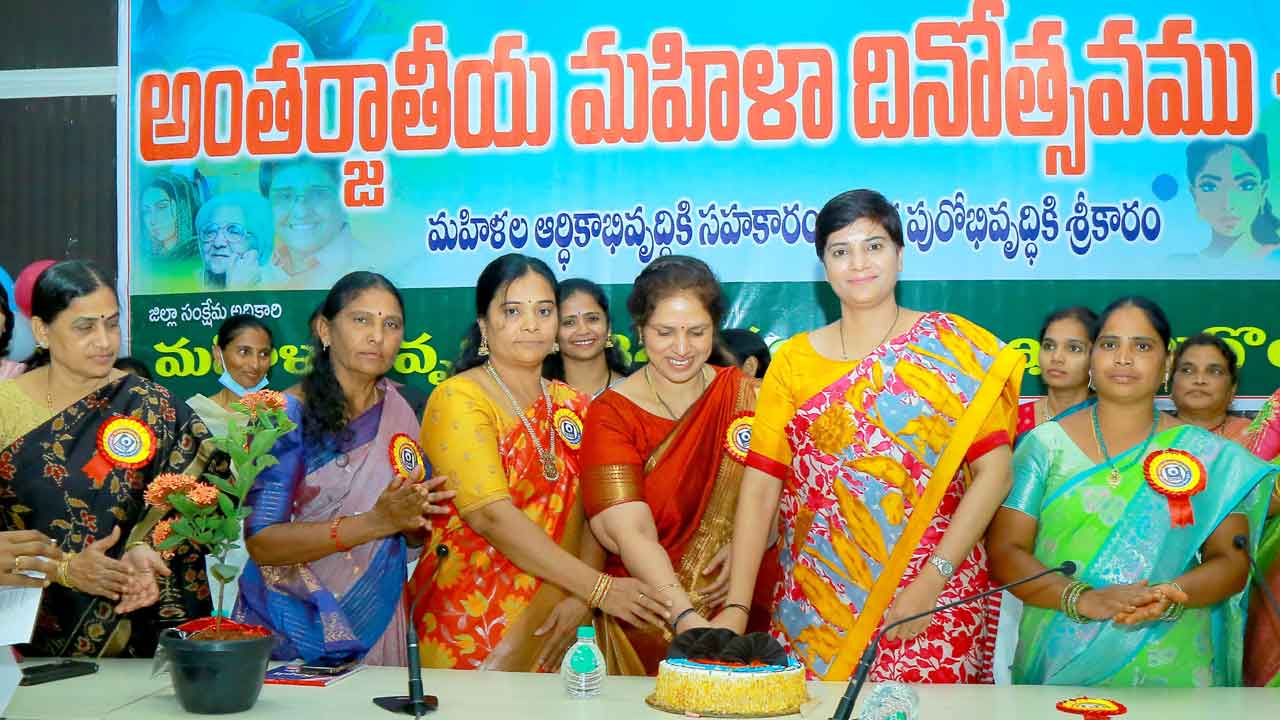 లింగ వివక్ష లేని సమాజం కోసం కృషి చేయాలి : కలెక్టర్‌ హరిచందన
