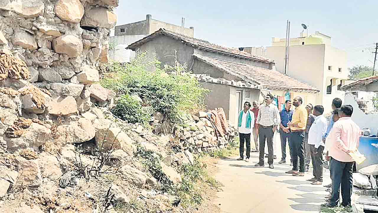 పురాతన బురుజులను పరిశీలించిన కలెక్టర్‌