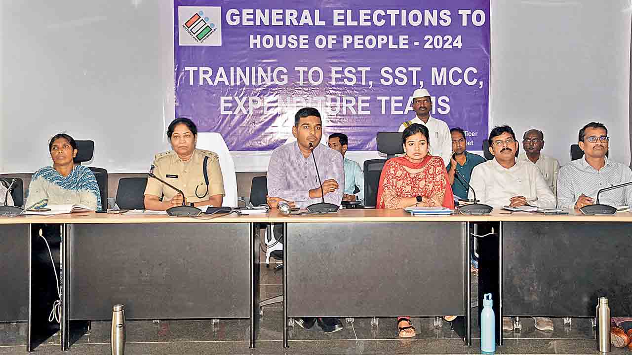 నిఘా బృందాలు పక్కాగా విధులు నిర్వహించాలి