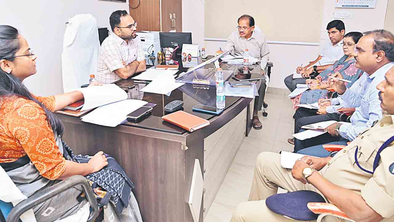 పదో తరగతి పరీక్షలు సజావుగా నిర్వహించాలి