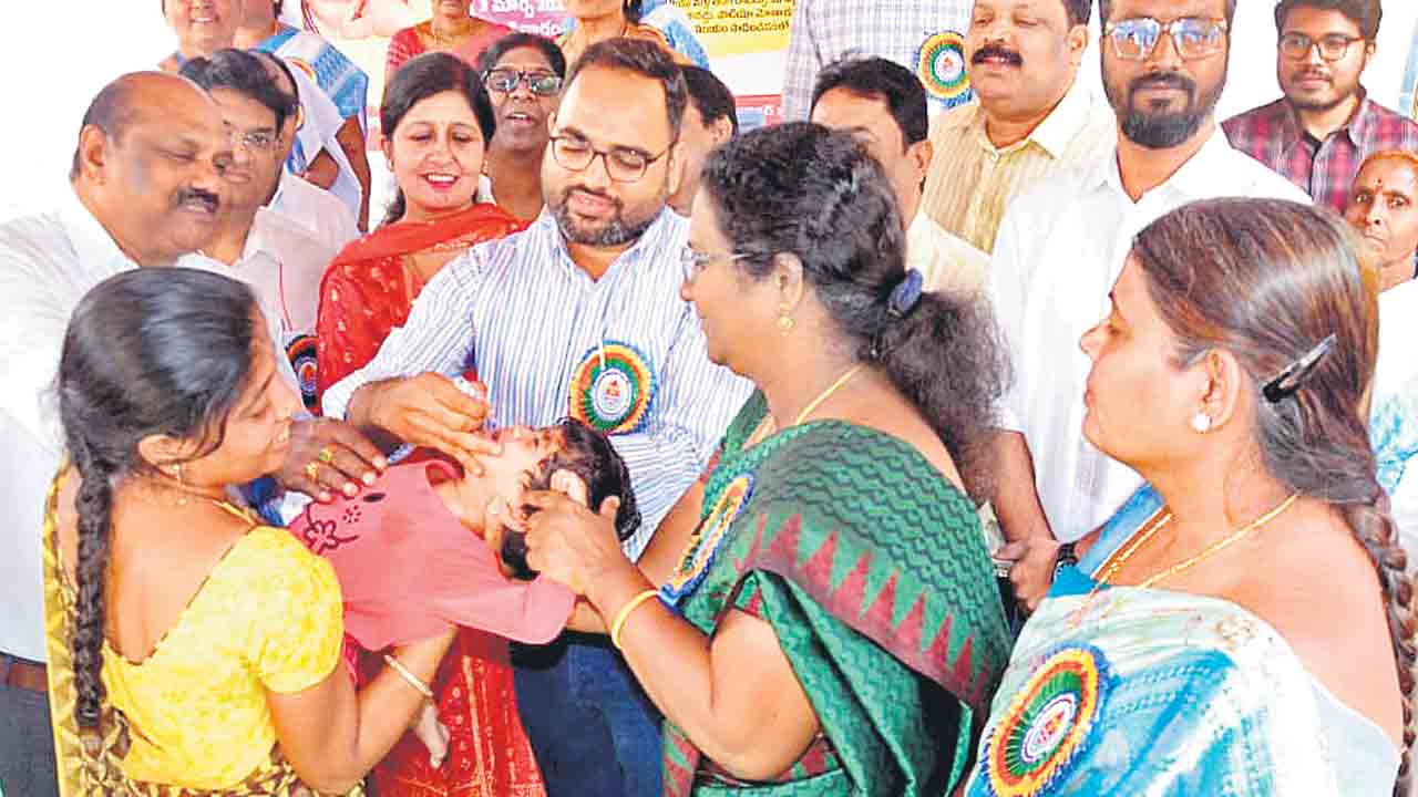 చిన్నారులందరికీ పోలియో చుక్కలు వేయించాలి