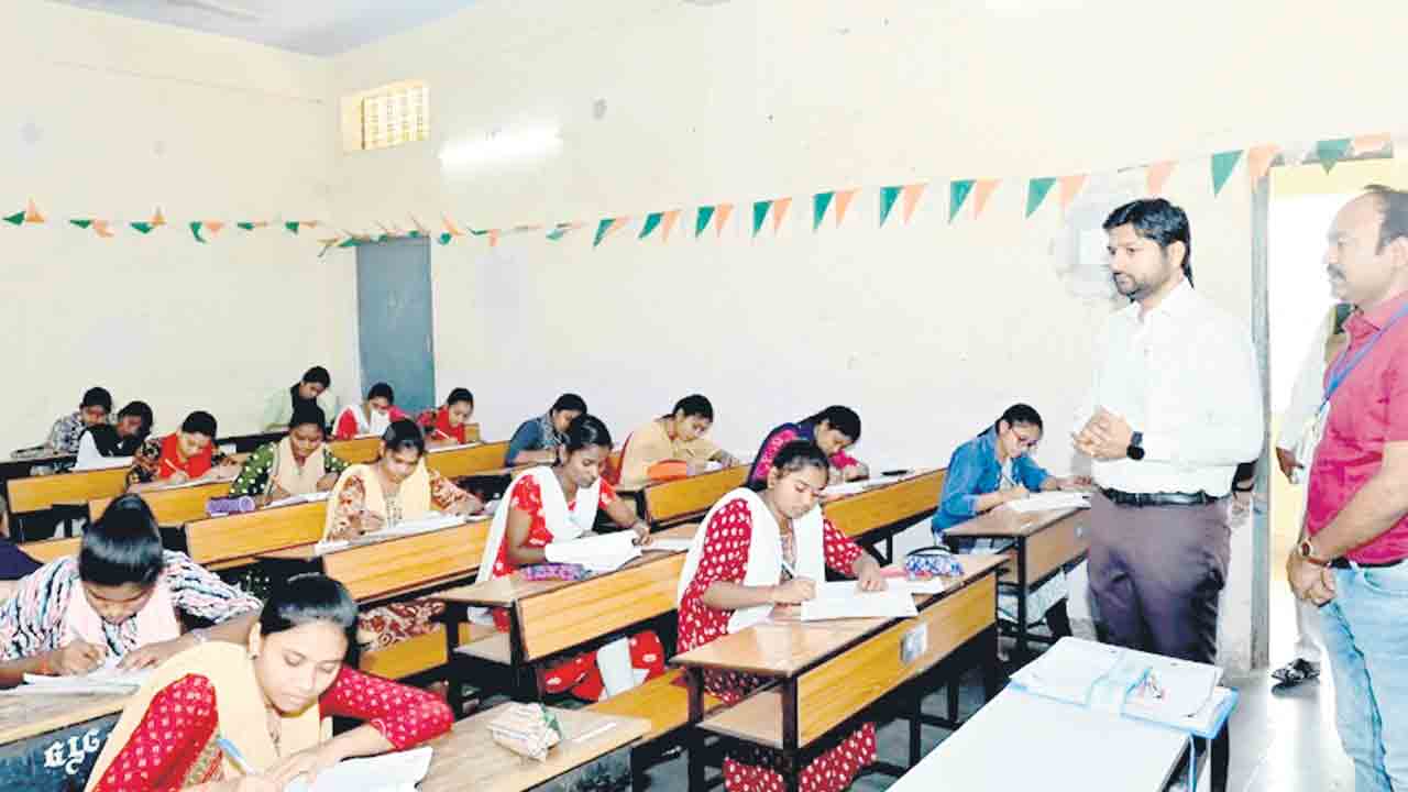 పరీక్షలు పకడ్బందీగా నిర్వహించాలి