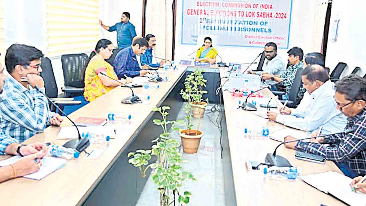 పోలింగ్ సిబ్బంది ర్యాండమైజేషన్ పూర్తి చేయాలి