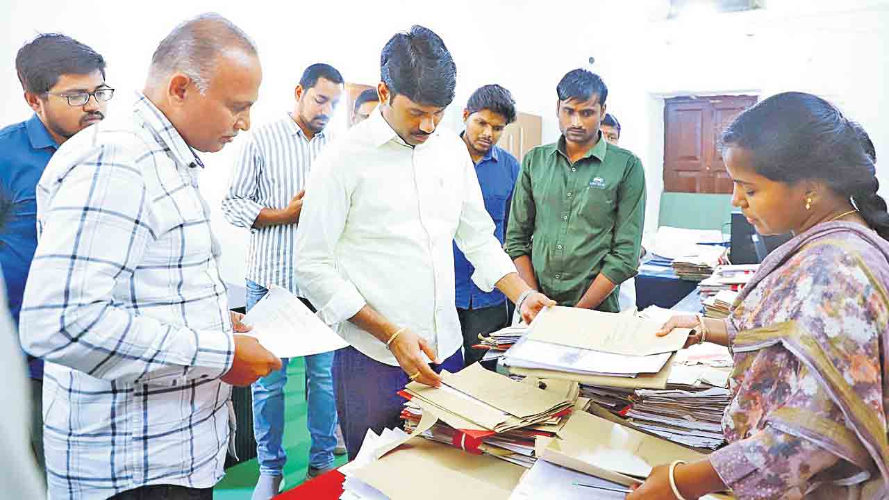 గడువులోపు  ధరణి పోర్టల్‌ పెండింగ్‌ దరఖాస్తులు పరిష్కరించాలి