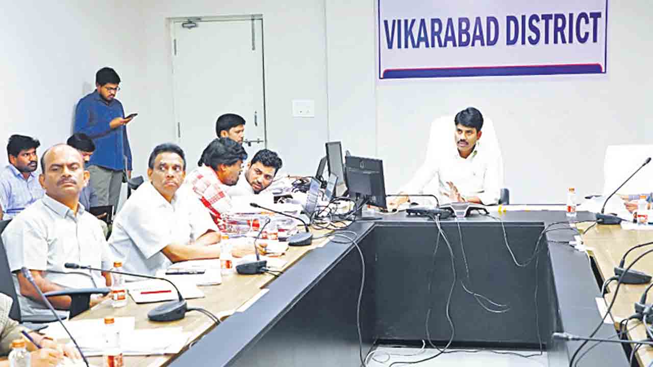 ‘ఉపాధి’ కూలీలను పెంచండి