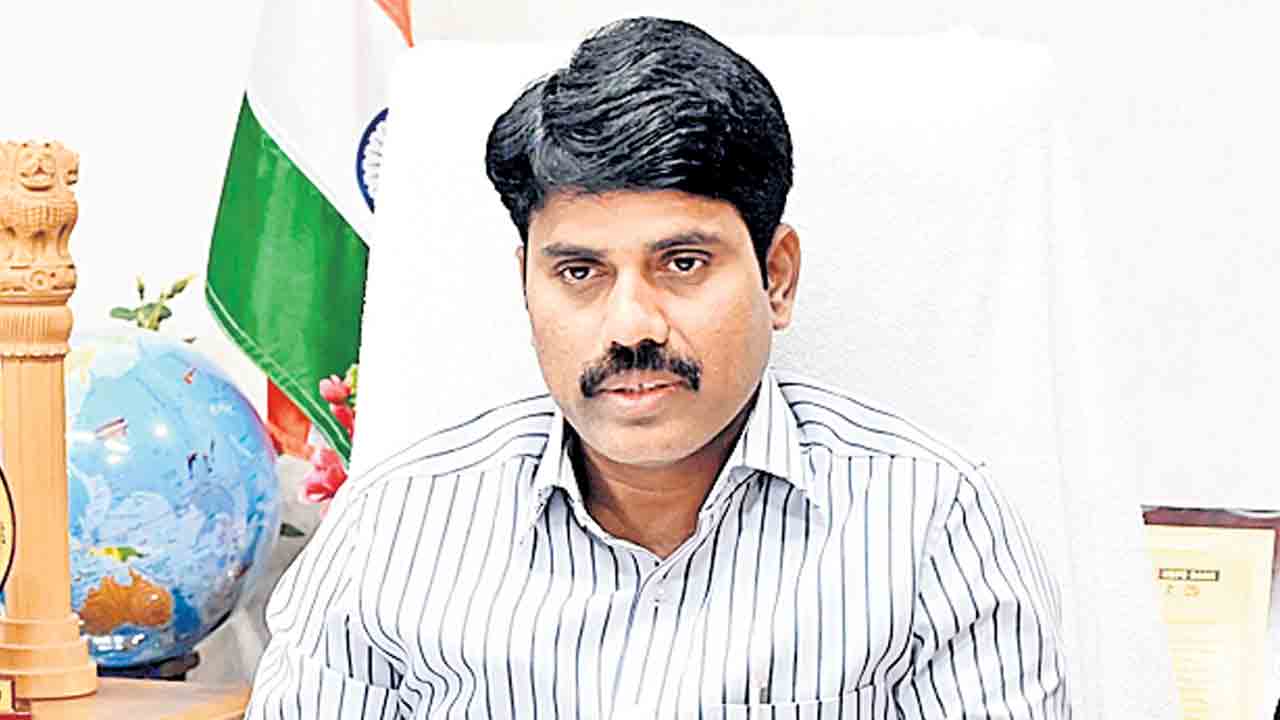 సీసీ రోడ్ల పనులు పూర్తి చేయాలి