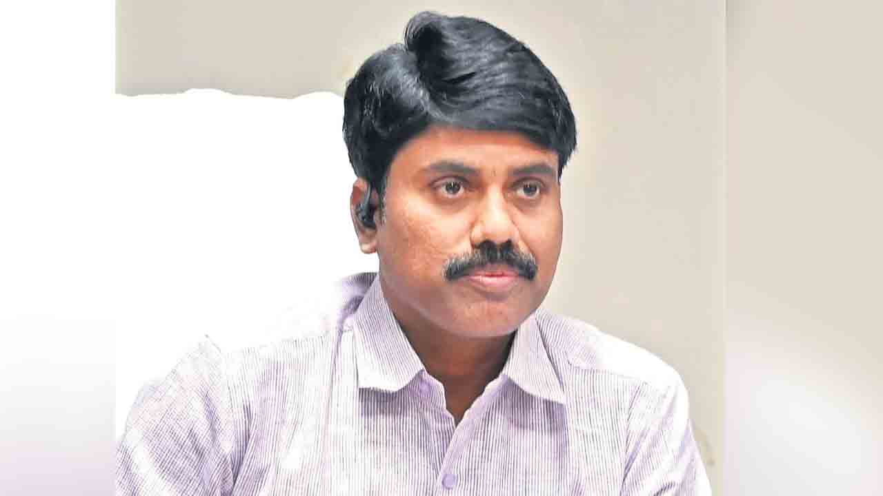 సీసీ రోడ్ల పనులు పూర్తి చేయాలి