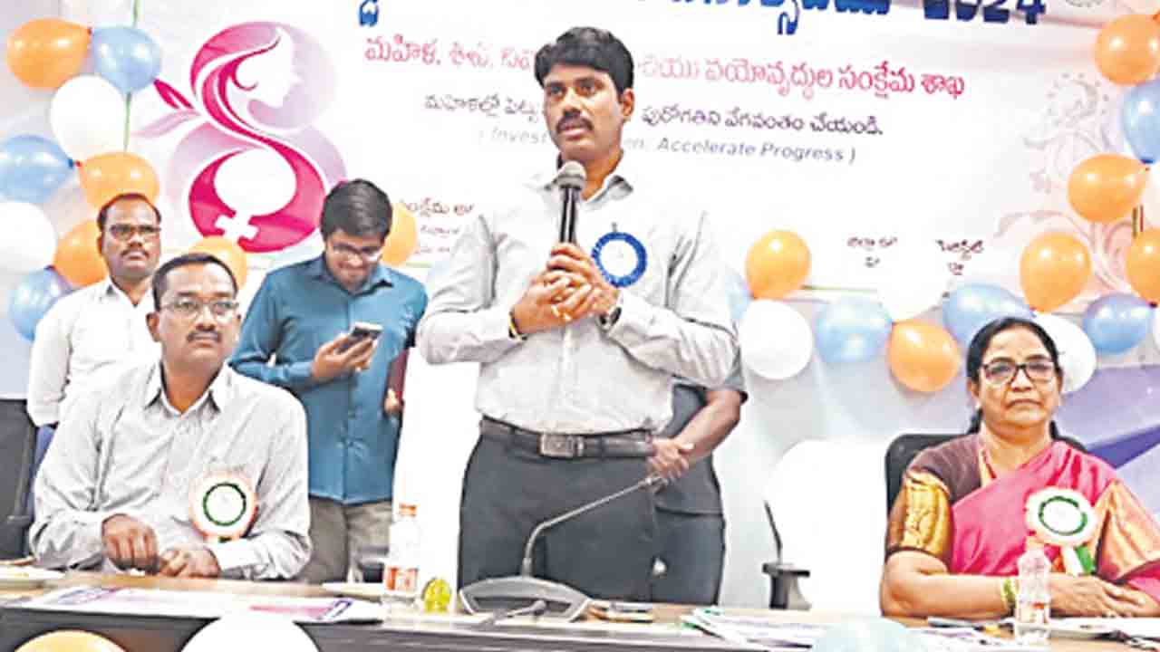 మహిళలు సమాజాన్ని ముందుకు నడిపించాలని