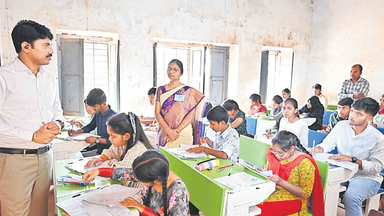 వికారాబాద్‌ కలెక్టర్‌ నారాయణరెడ్డి పరీక్షా కేంద్రాల తనిఖీ