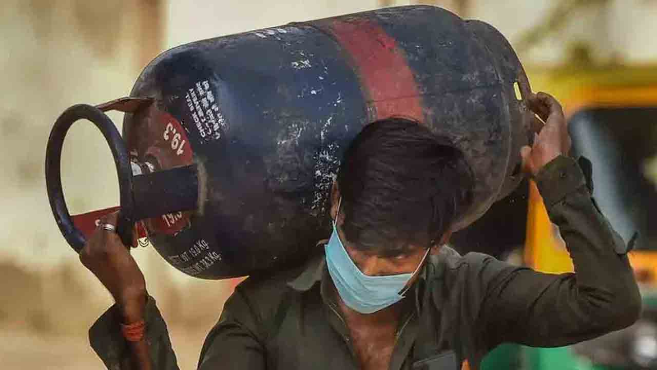 LPG Cylinder Price Hike | వినియోగదారులకు షాక్‌ ఇచ్చిన చమురు కంపెనీలు.. వరుసగా ఐదోసారి సిలిండర్‌ ధర పెంపు..