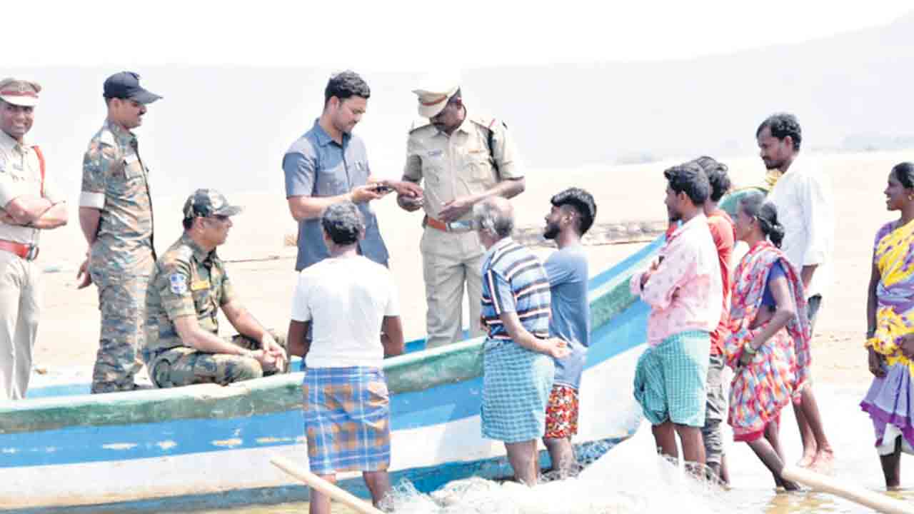 మావోయిస్టులు జనజీవన స్రవంతిలో కలవాలి