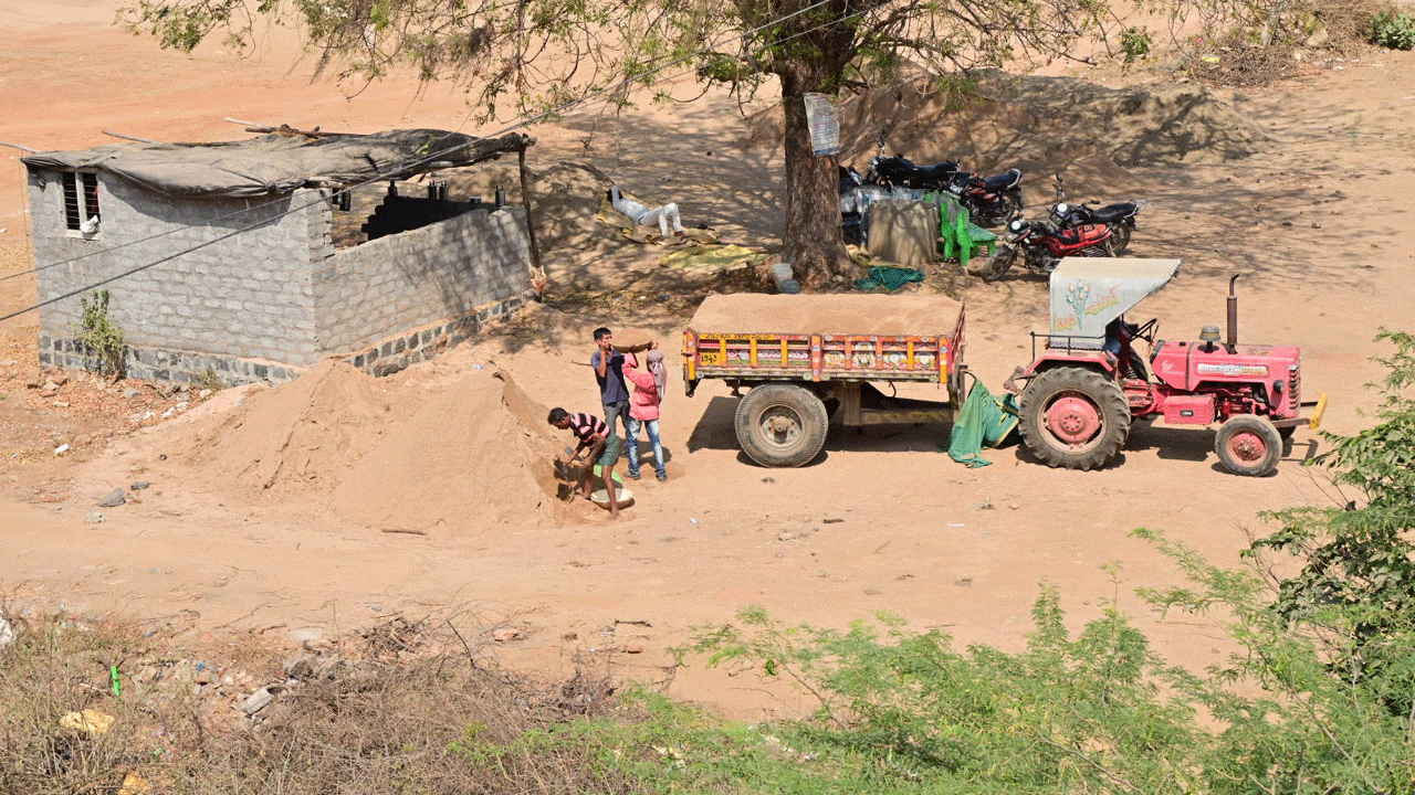 ఇసుక పిరం .. నిర్మాణాలు భారం