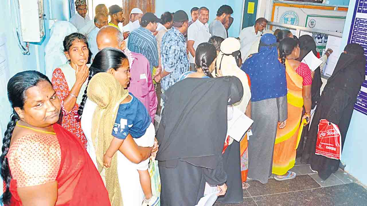 జీరో కరెంటు బిల్లులకు మున్సిపల్‌లో బారులు