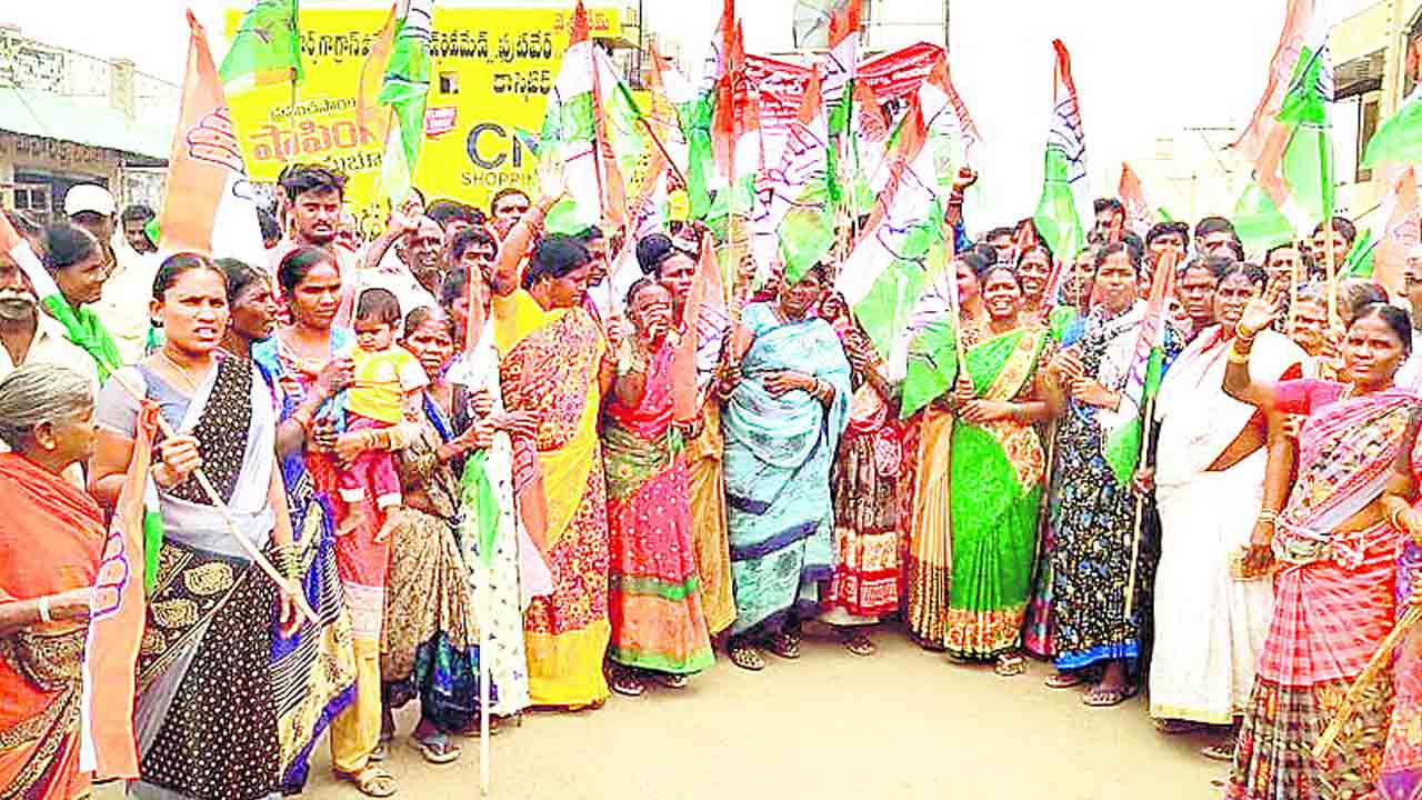 రోడ్డెక్కిన వర్గపోరు