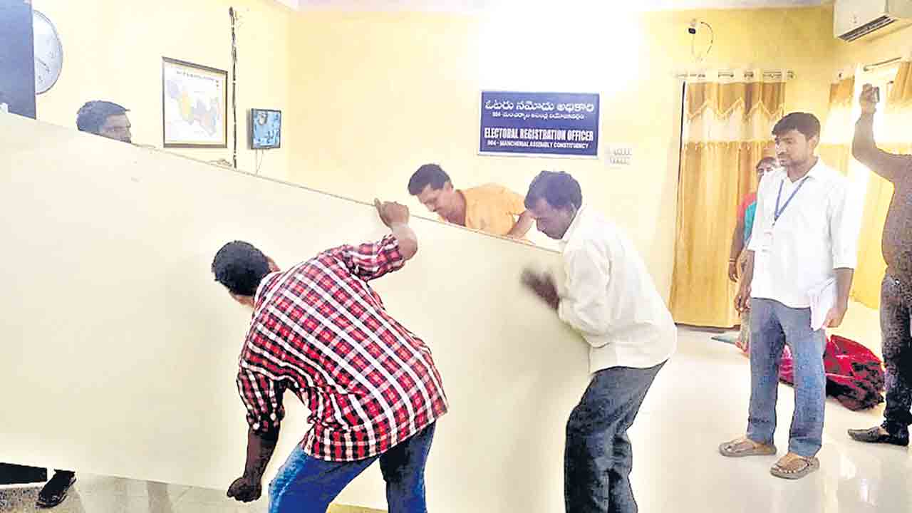 ఆర్డీవో కార్యాలయ ఆస్తులు జప్తు