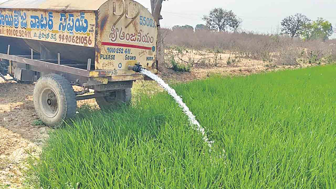 అడుగంటిన నీరు.. ట్యాంకర్‌ దిక్కు