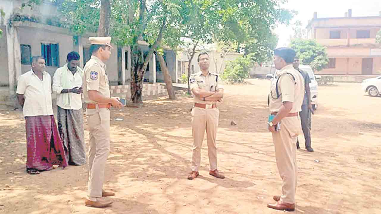 సమస్యాత్మక పోలింగ్‌ కేంద్రం పరిశీలన