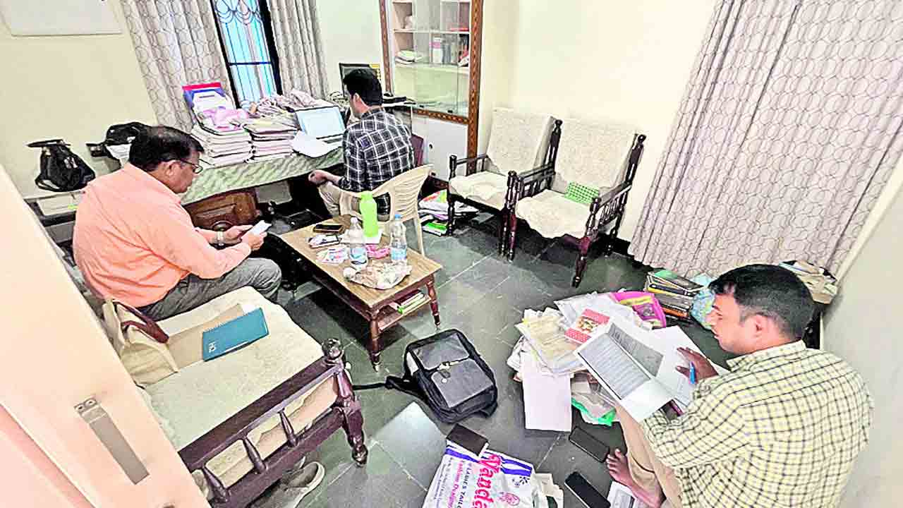 పగిలిన అవినీతి పుట్ట