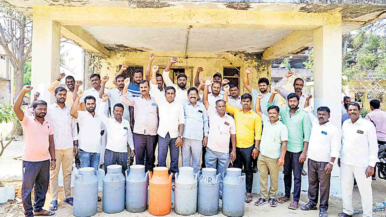 పాల బిల్లులను వెంటనే చెల్లించాలి