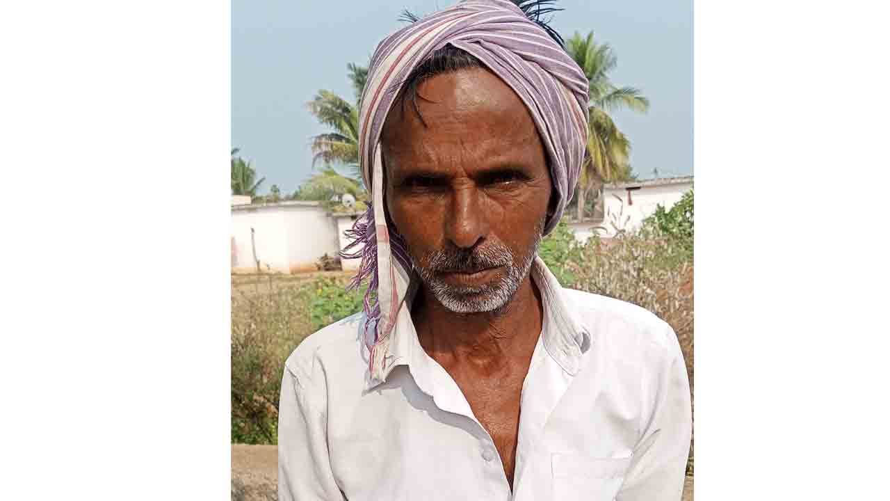 పంట ఎండిందని రైతు రోదన