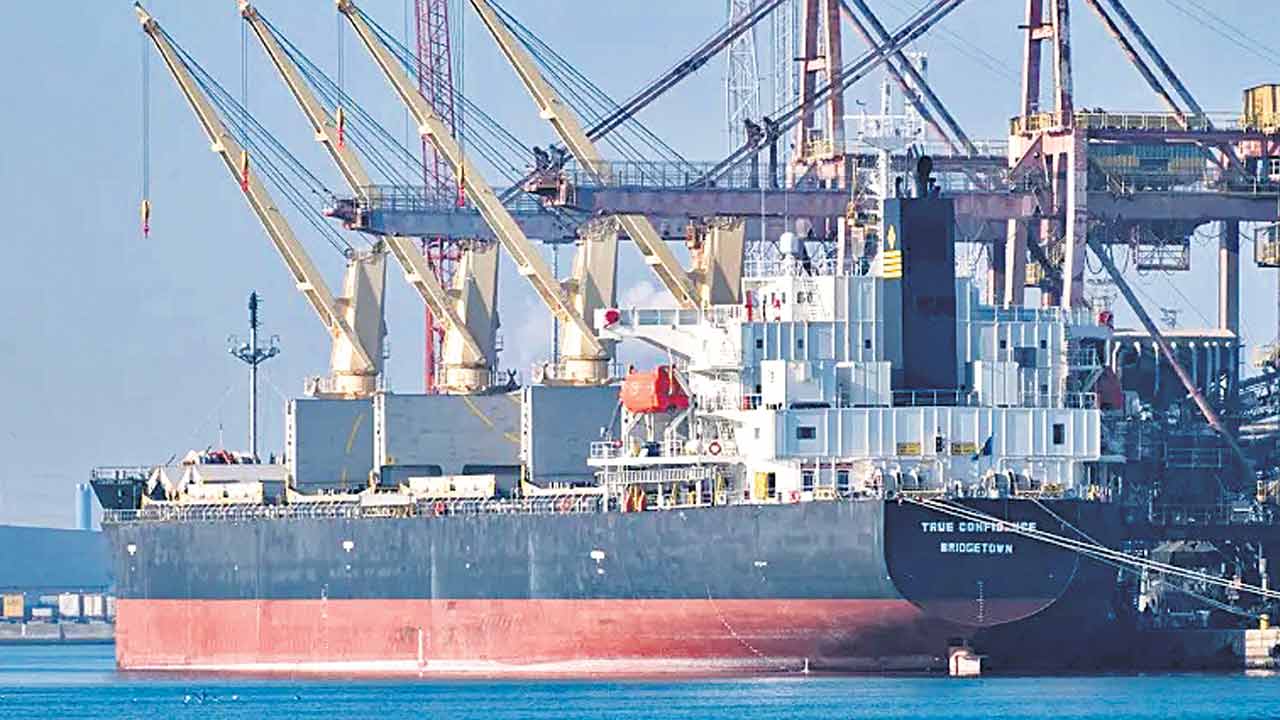 Houthi Rebels | ఎర్రసముద్రంలో నౌకలపై హౌతీల దాడి.. తొలిసారిగా మరణాలు?