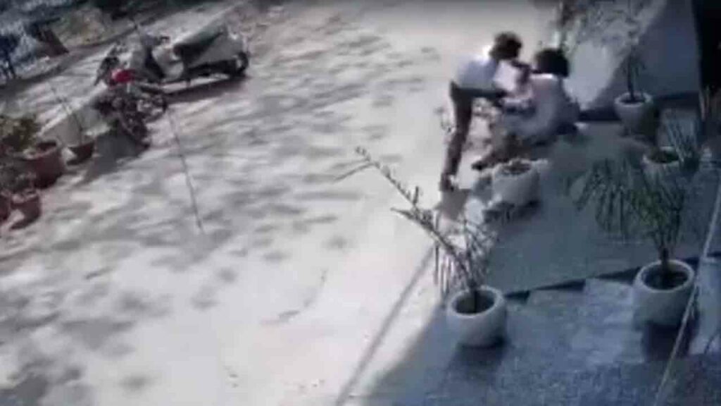 Delhi Man Stabs Woman
