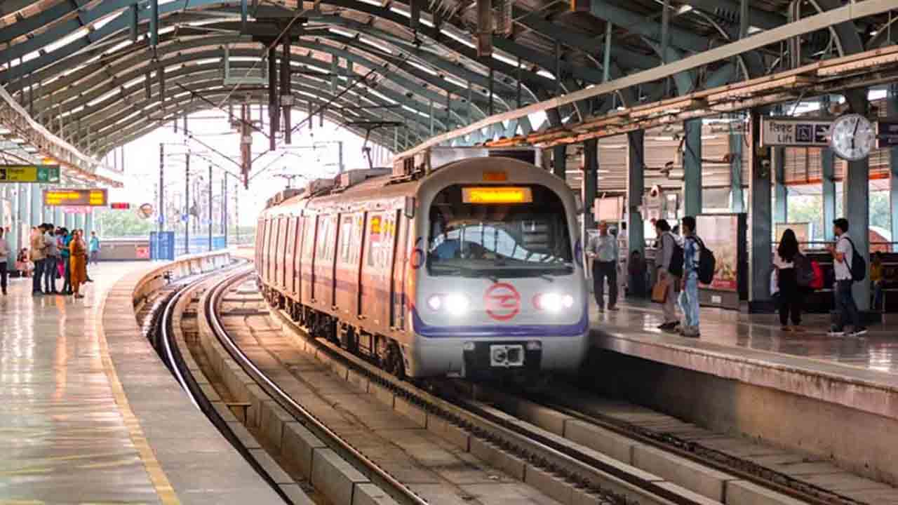 Delhi Metro | ఆప్‌ నిరసనలతో ఢిల్లీలో హై అలర్ట్‌.. మూడు మెట్రో స్టేషన్లను మూసివేసిన అధికారులు
