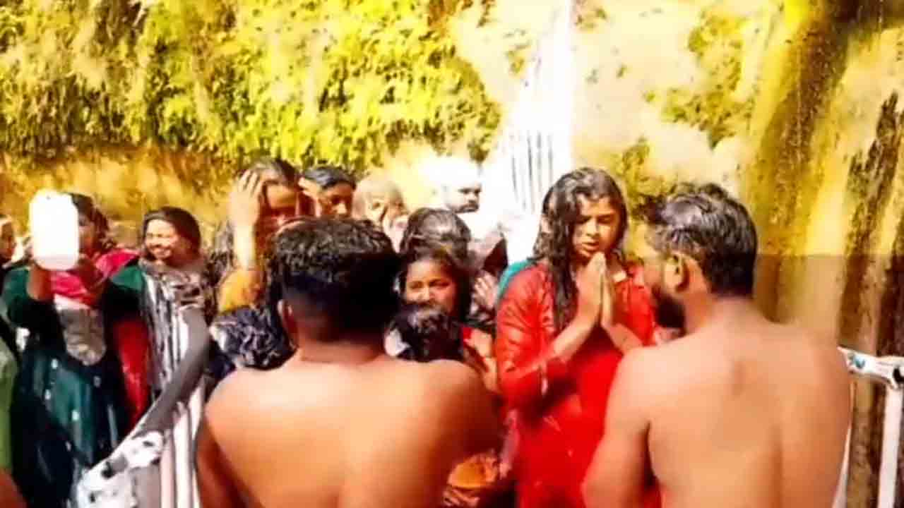 Stampede At Shrine Due To Landslide | కొండచరియలు విరిగి పడటంతో పుణ్యక్షేత్రంలో తొక్కిసలాట..   ఇద్దరు మృతి, పలువురికి గాయాలు