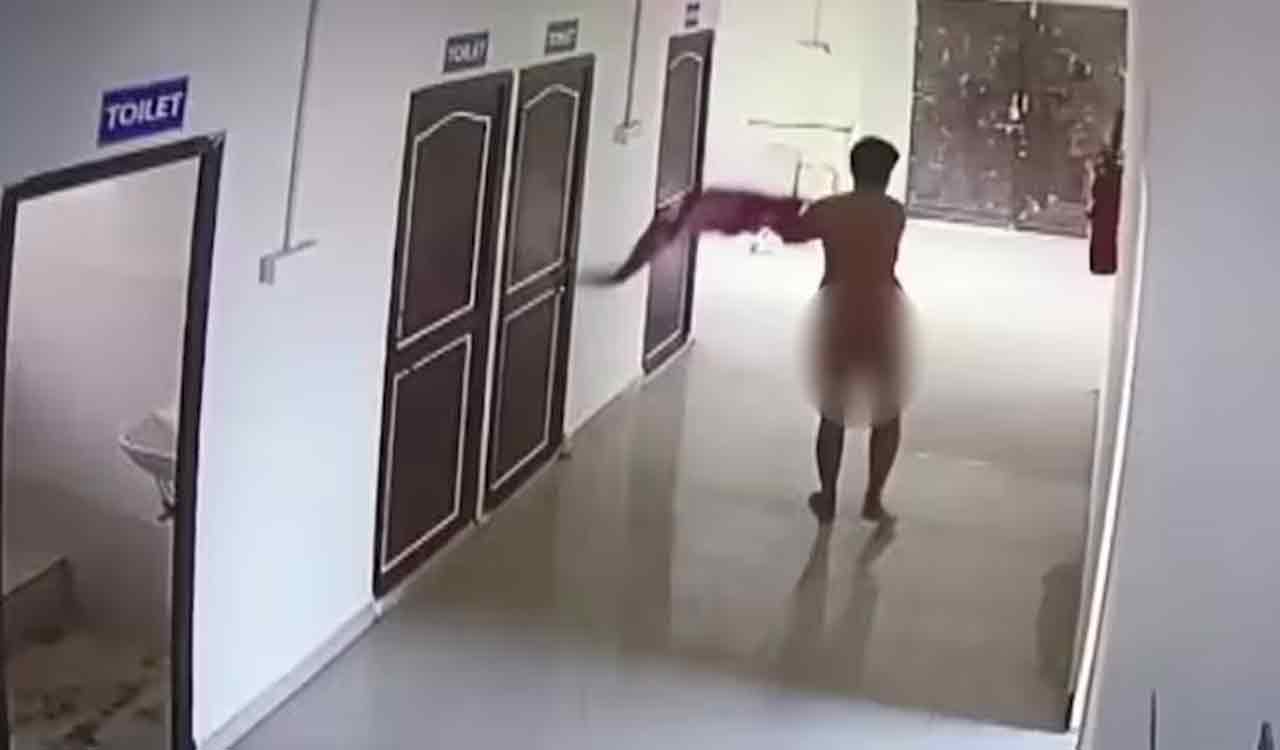 Doctor | మద్యం మత్తు.. బట్టలు తీసేసి దవాఖానలో నగ్నంగా తిరిగిన డాక్టర్