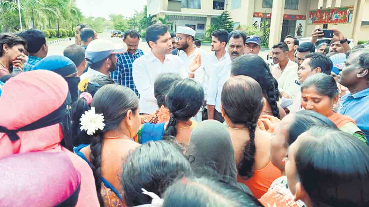 మా ఇండ్లు మాకివ్వండి