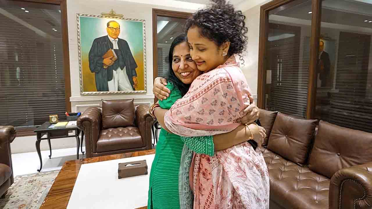 Delhi Liquor Case | మద్యం పాలసీ కేసులో ఆప్‌ మంత్రి విచారణ.. కేజ్రీవాల్‌ సతీమణికి కల్పన సొరేన్‌ సంఘీభావం