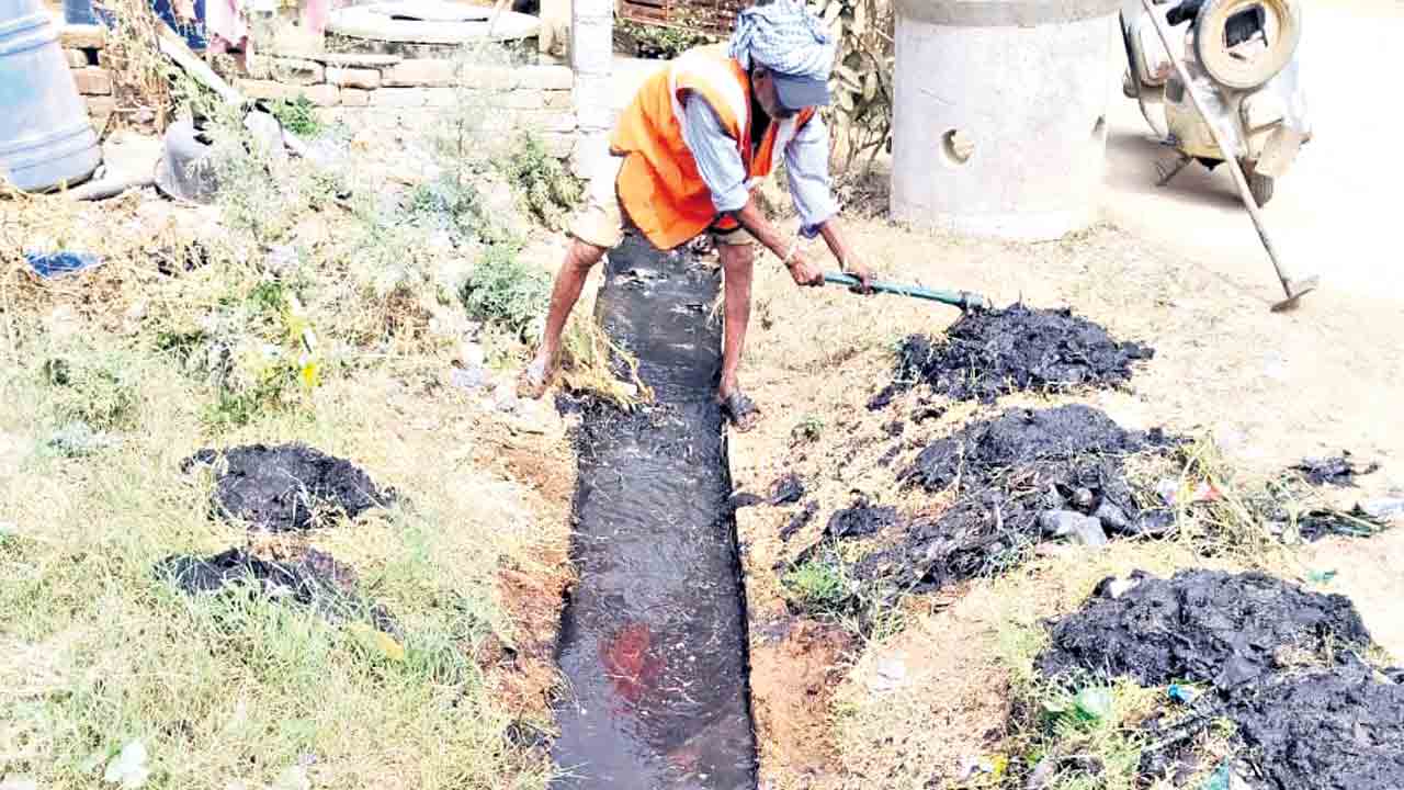 డ్రైనేజీలు శుభ్రం.. ప్రజల హర్షం