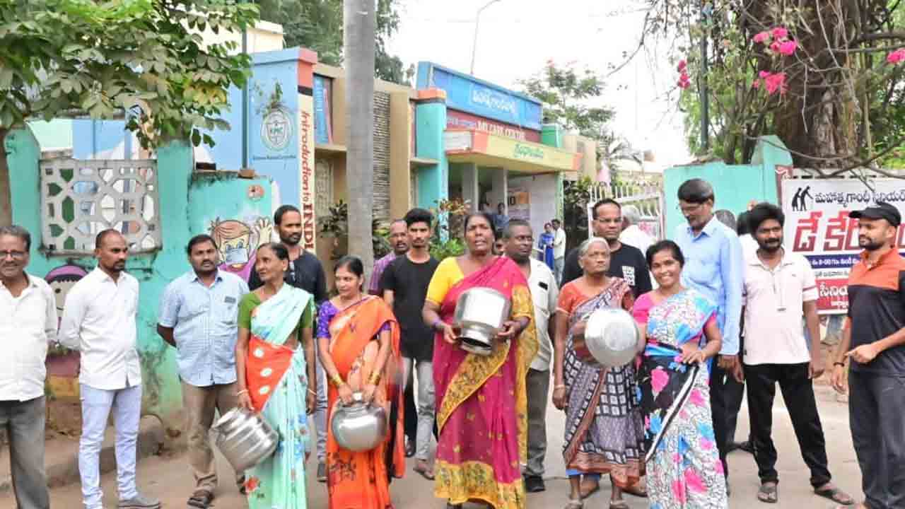 పది రోజులుగా తాగునీరు ఇవ్వకుంటే ఎలా ?