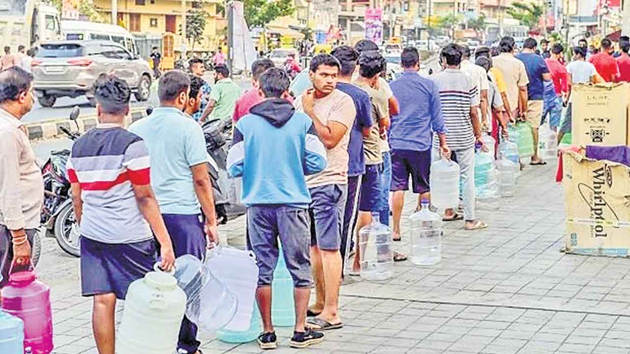 కర్ణాటకలో నీటి కోసం యుద్ధమే!