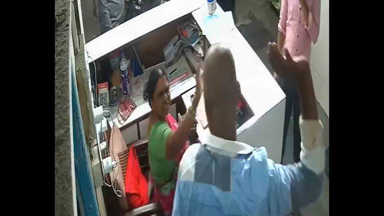 Viral video | హోటల్ యజమానురాలుపై తాగుబోతు వీరంగం.. అడ్డొచ్చిన కానిస్టేబుల్పైనా దాడి.. Video