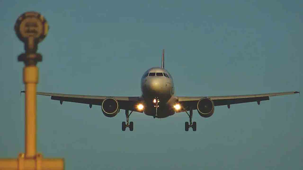 EVA Air flight | లండన్‌ వెళ్లే విమానంలో వ్యక్తి ఆత్మహత్యాయత్నం.. ఫ్లైట్‌ ఎమర్జెన్సీ ల్యాండింగ్‌