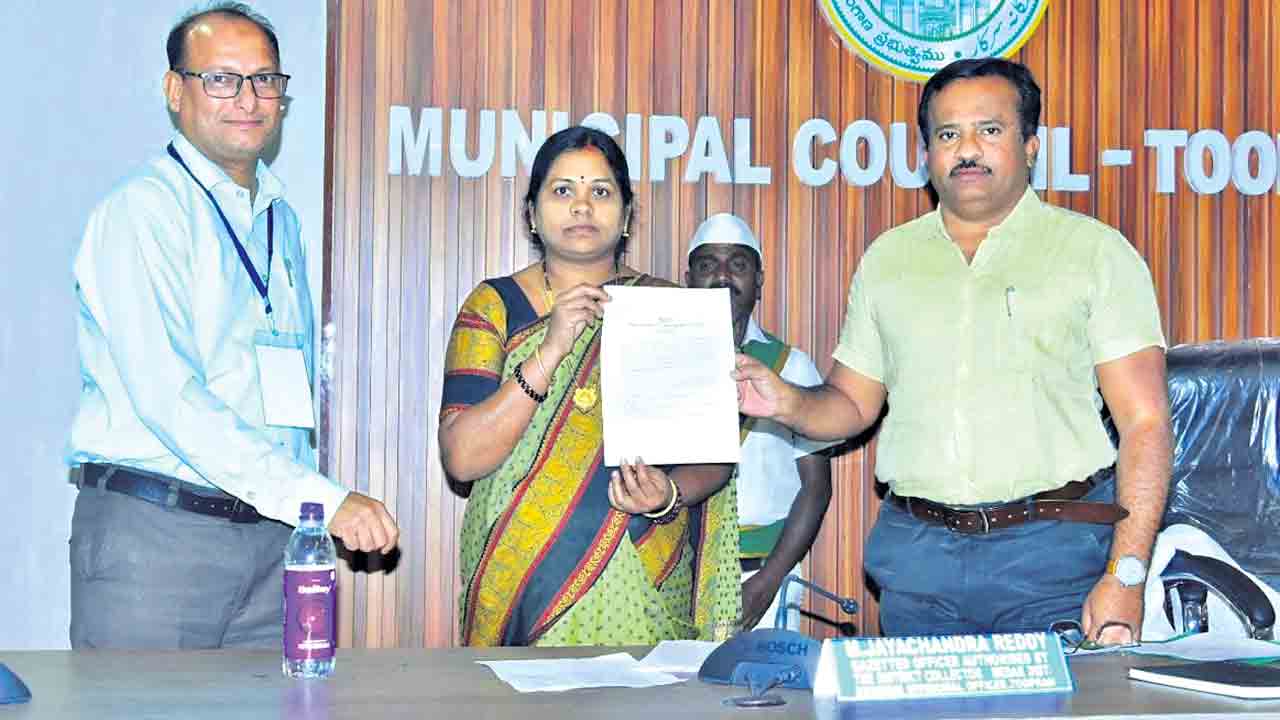 మున్సిపల్‌ చైర్‌పర్సన్‌గా మామిండ్ల జ్యోతీకృష్ణ