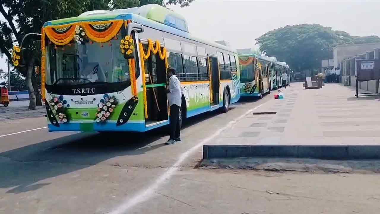 Minister Ponnam Prabhakar | మహాలక్ష్మితో కళకళలాడుతున్న ఆర్టీసీ: మంత్రి పొన్నం