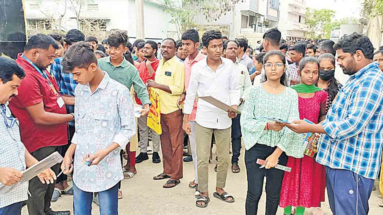 పది పరీక్షలు ప్రారంభం