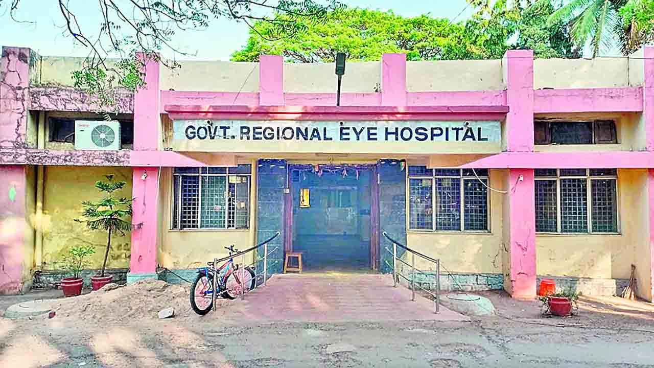 కంటి దవాఖానలో ఫార్మాసిస్ట్‌ చేతివాటం