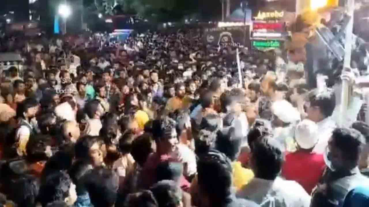 Free Haleem | ఫ్రీ హలీం ఆఫర్.. పోటెత్తిన జనం.. ట్రాఫిక్ జామ్..