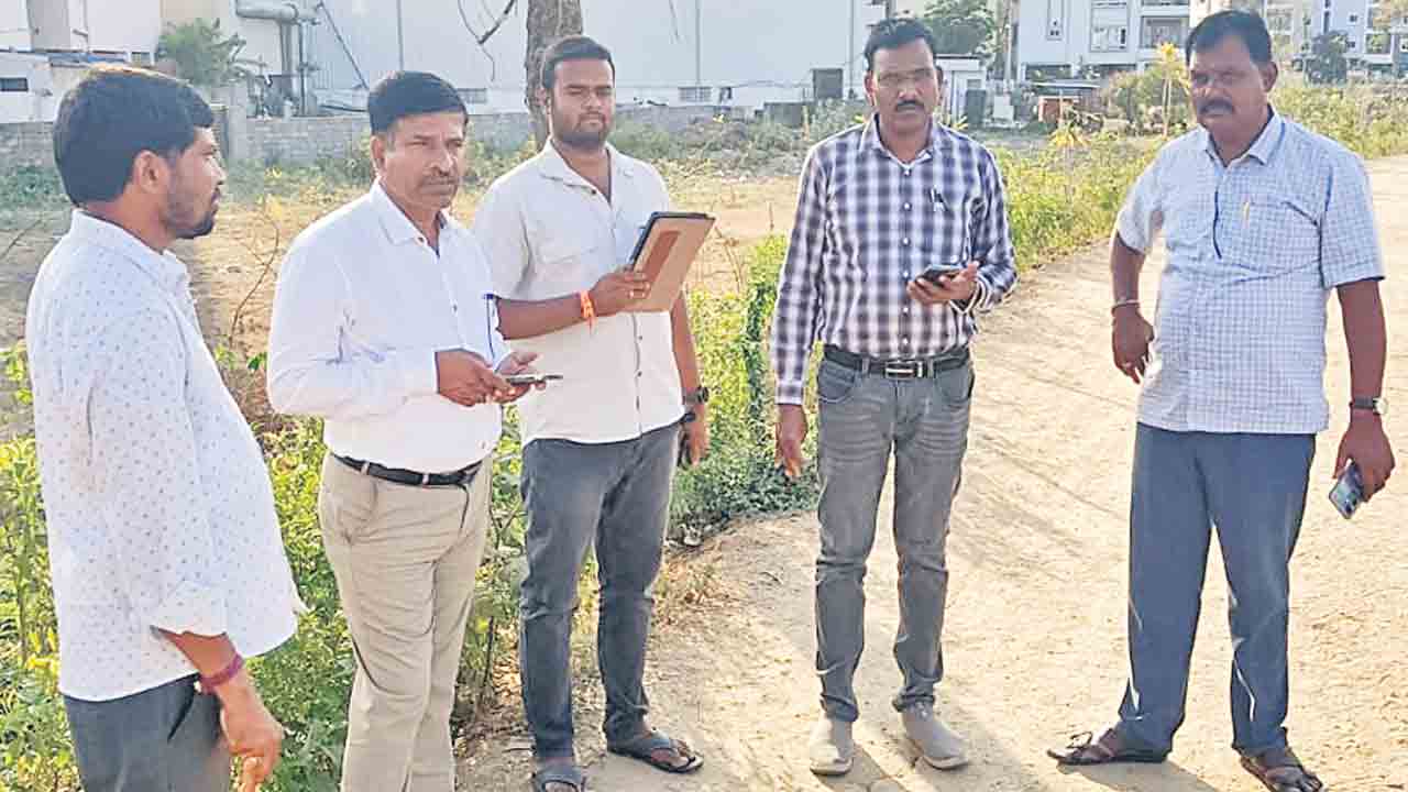 నకిలీ అధికారి వెనకున్నదెకరు ?