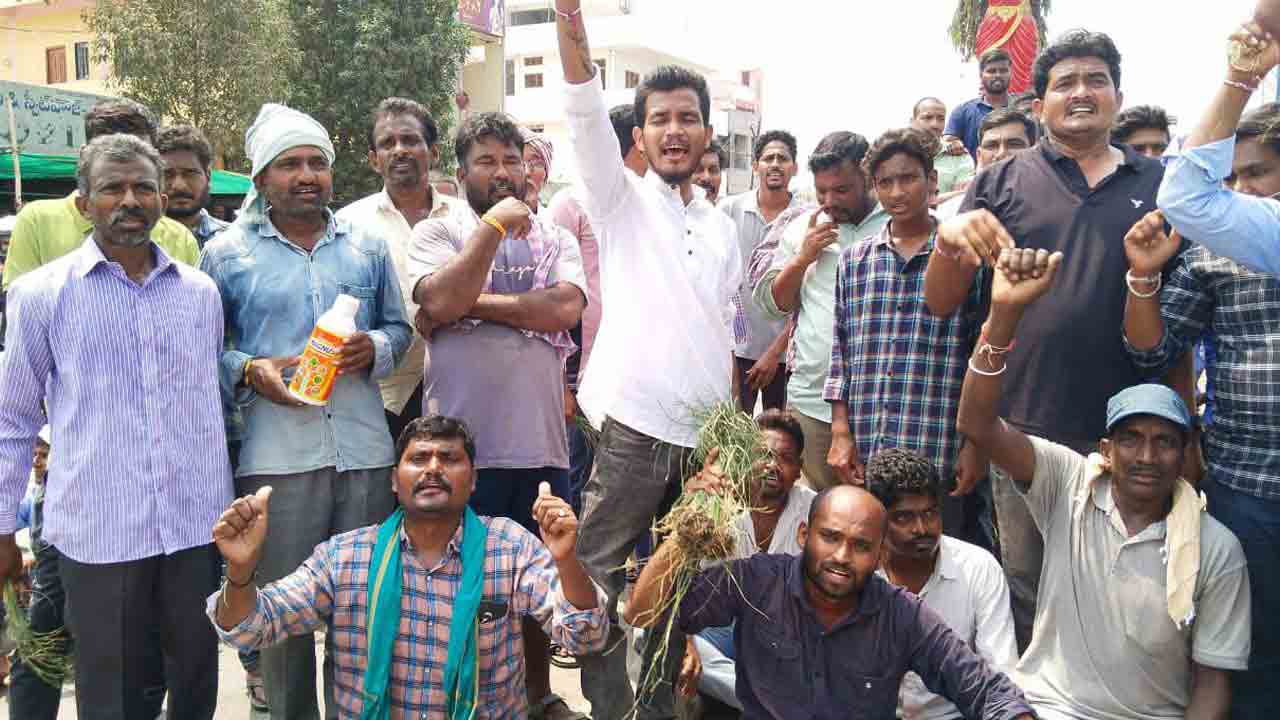 Farmers | ఎండిన పైరుతో ఎర్రటి ఎండలో.. సాగు నీళ్లకోసం రైతుల ఆందోళన