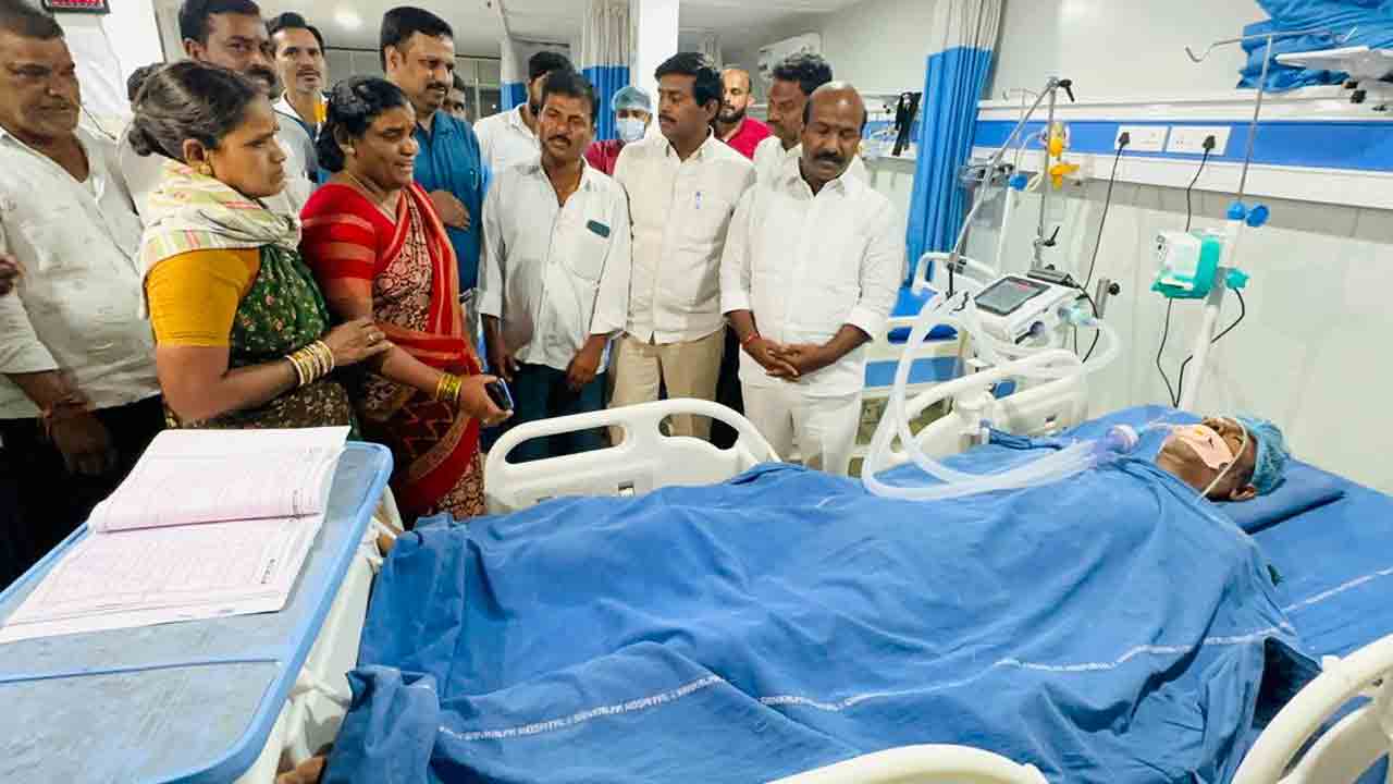 పోలీసుల వేధింపులు తట్టుకోలేక రైతు ఆత్మహత్యాయత్నం