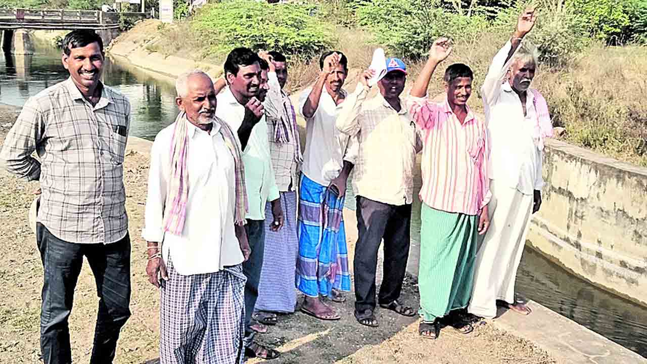 సాగునీటి కోసం రైతుల ధర్నా