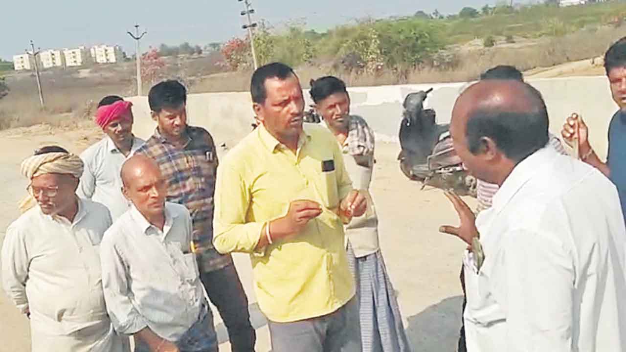 మల్లన్నసాగర్‌ ప్రధాన కాల్వ వద్ద రైతుల నిరసన