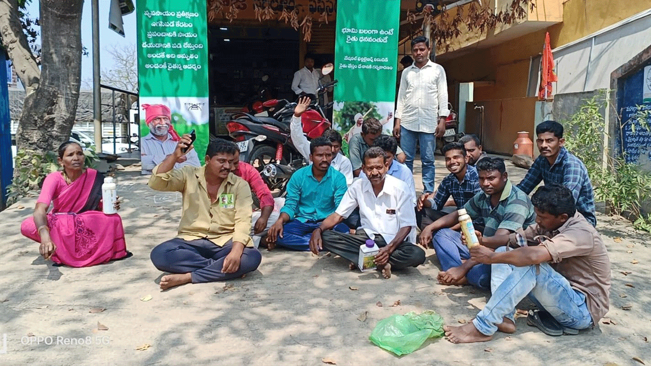 విత్తన దుకాణం ఎదుట రైతుల ధర్నా