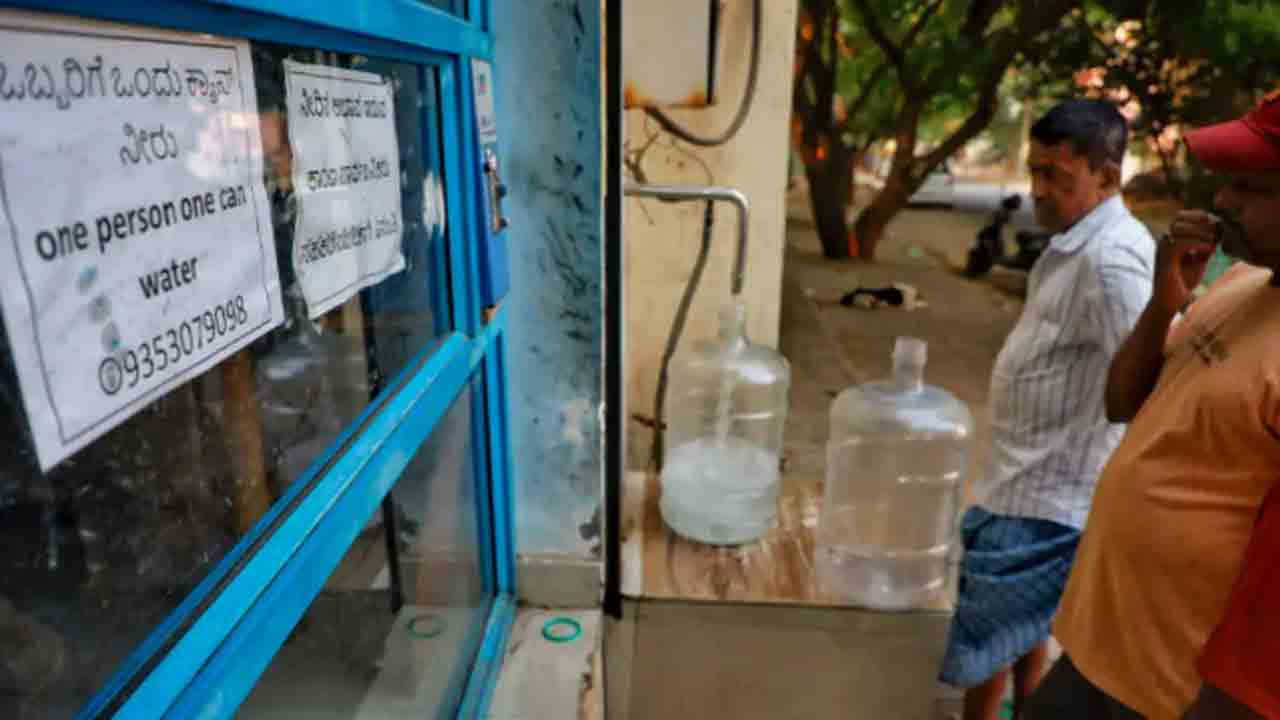 Fined For Wasting Drinking Water | బెంగళూరులో తాగునీటి వృథాపై చర్యలు.. 22 కుటుంబాలకు   లక్షకుపైగా జరిమానా