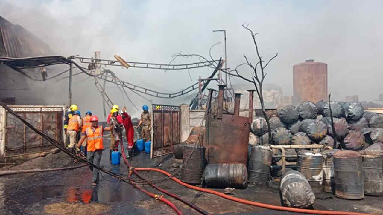 Fire Accident | ఆటోనగర్‌లో అగ్నిప్రమాదం.. ఆయిల్‌ శుద్ధి కేంద్రంలో చెలరేగిన మంటలు