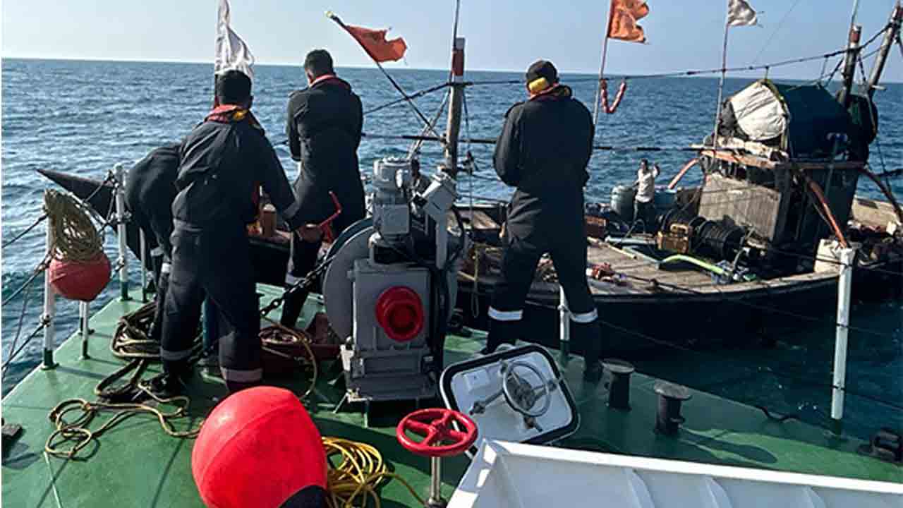 Fishing boat | నడి సంద్రంలో ఫిషింగ్‌ బోట్‌ ‘ప్రేమ్‌సాగర్‌’ మునక.. మత్స్యకారులను రక్షించిన తీర రక్షక దళం